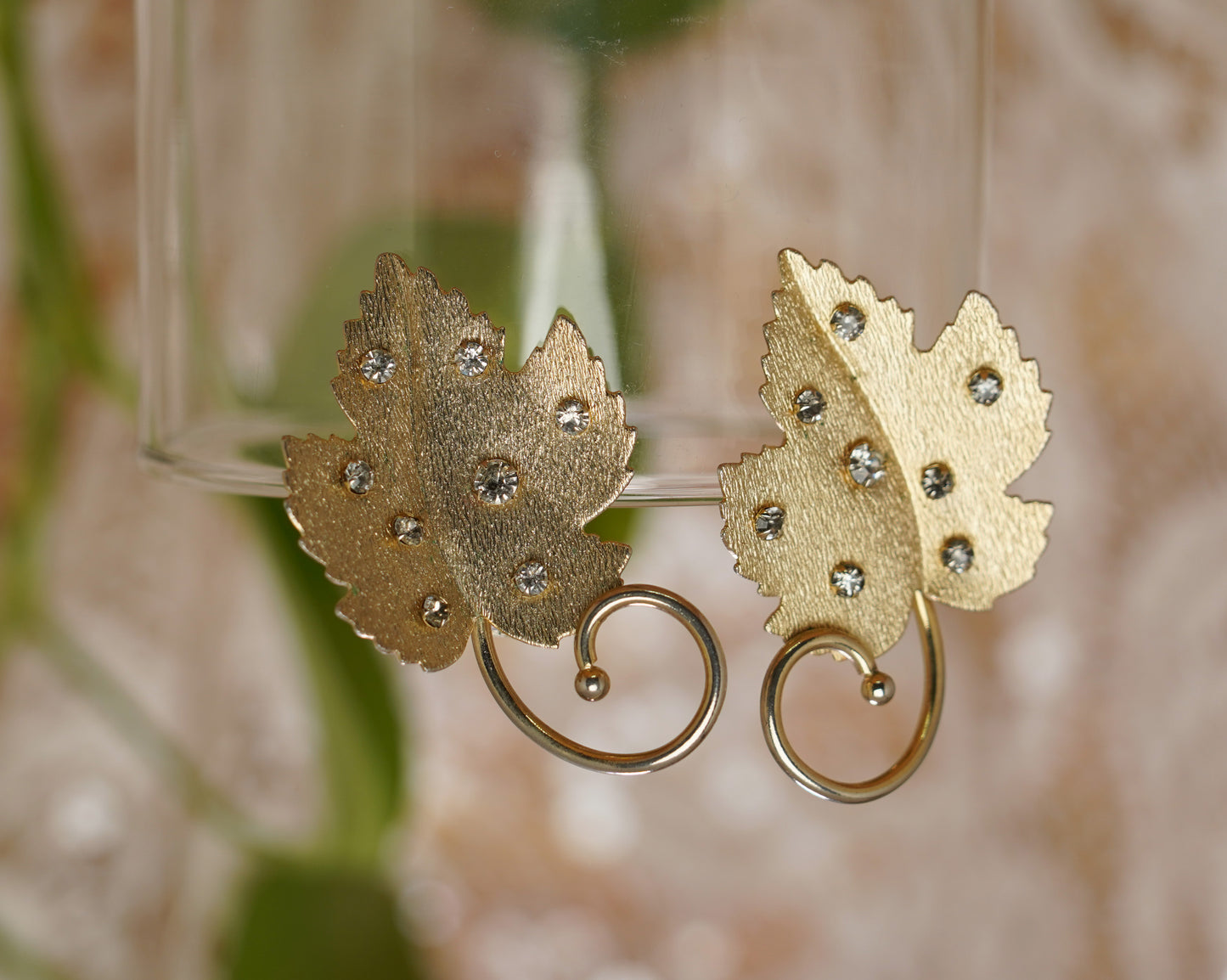 Twinkling gold leaves earrings