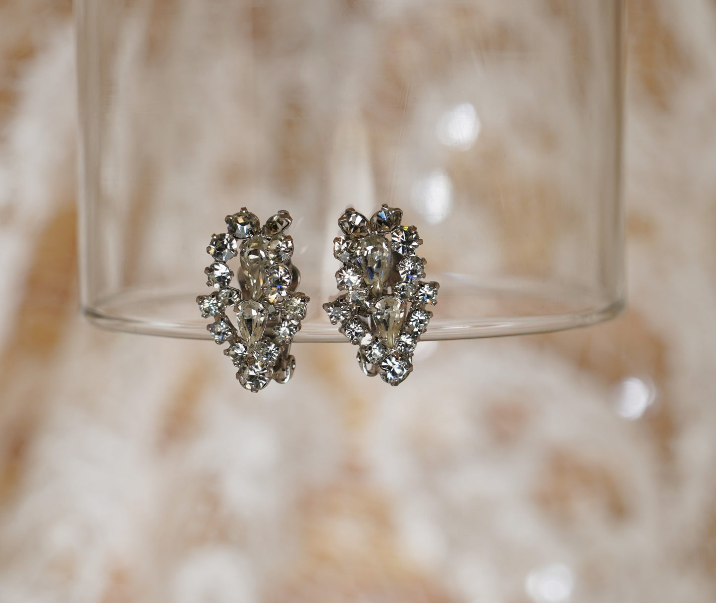 Bordered pear cut rhinestones earrings